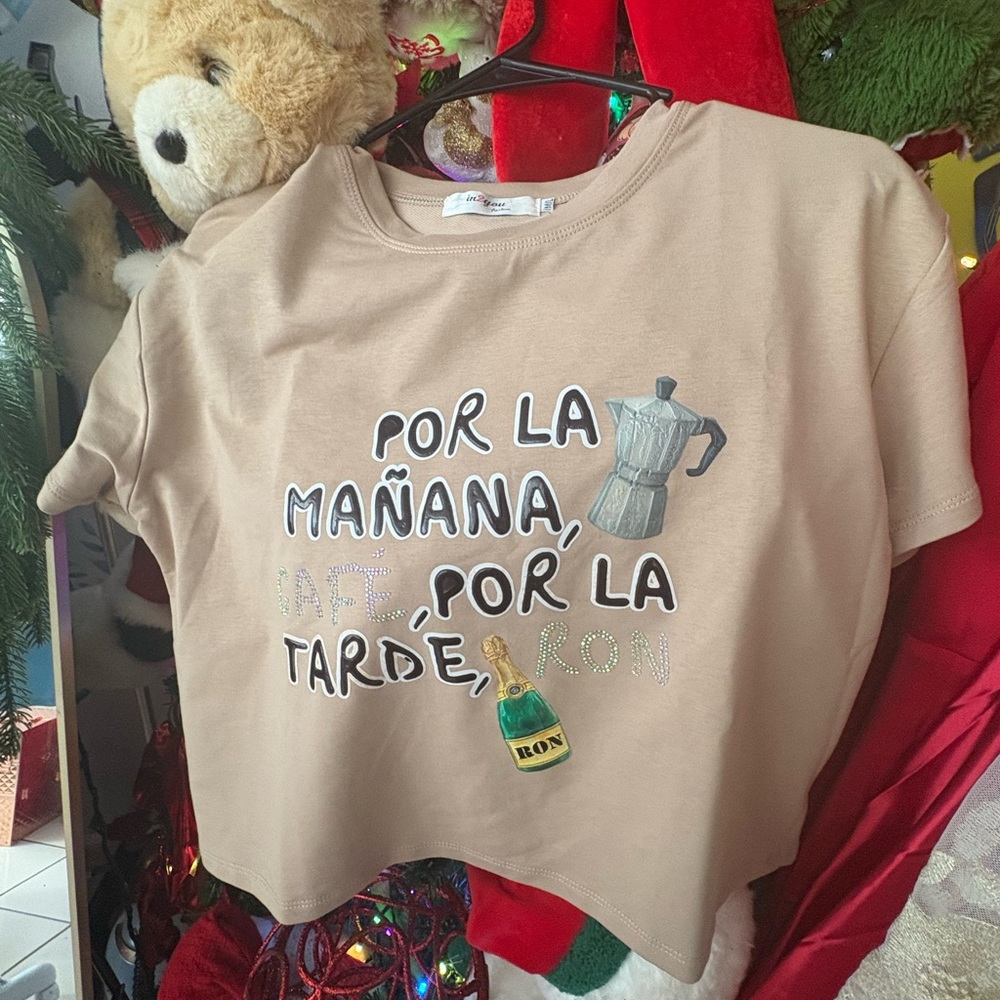 Beige tee featuring Bad Bunny song text. Size S/M y M/L.